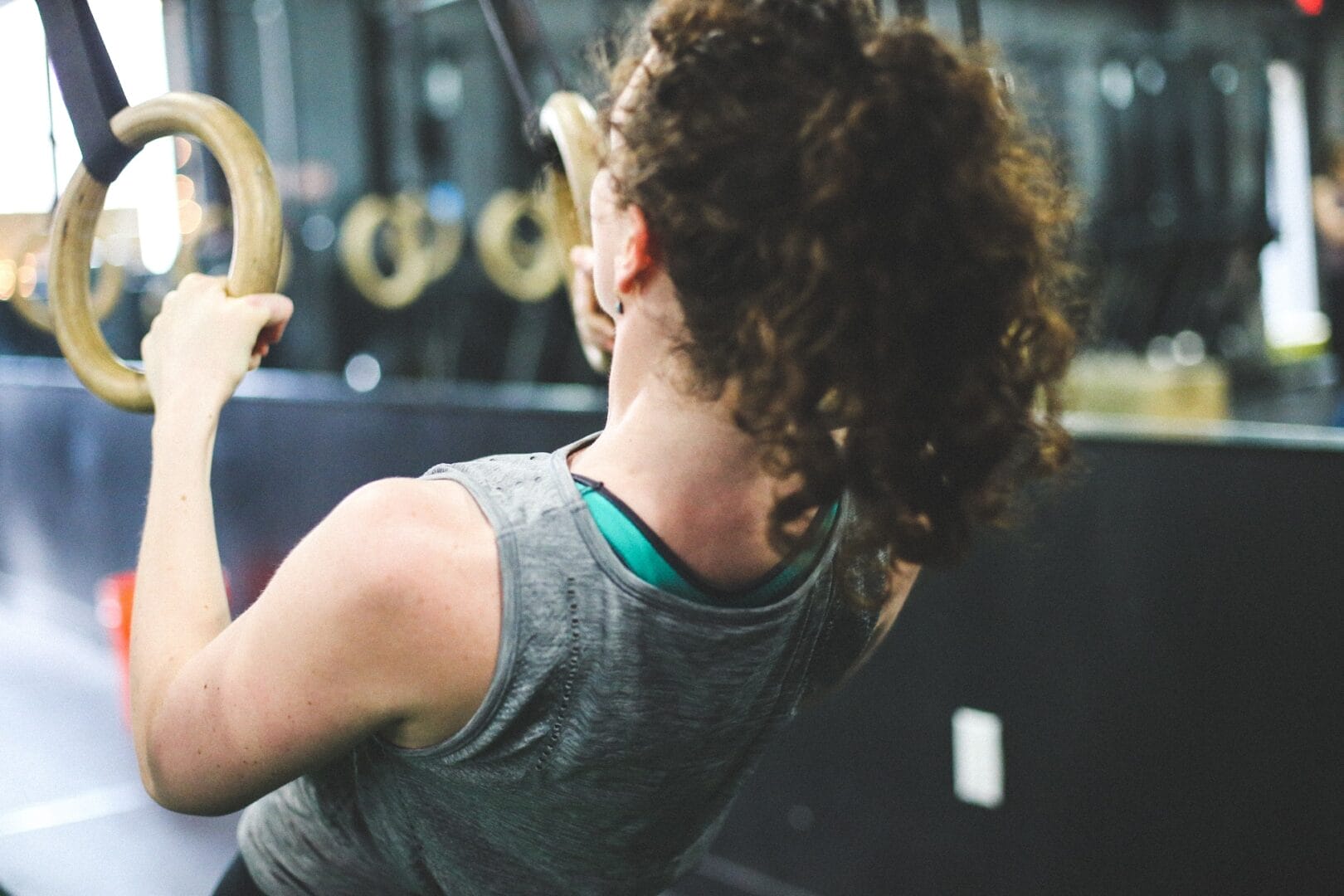 Atleet in return to sport fase 2 bezig met gecontroleerde krachtopbouw