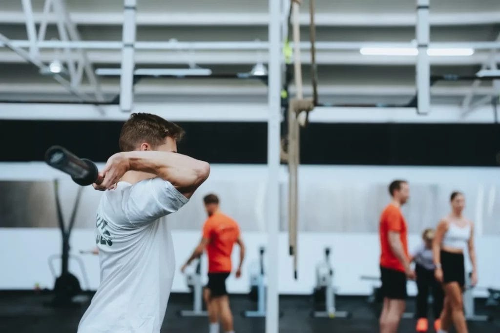 Schouder-proof trainen 5 effectieve basics voor snelle progressie 4 CrossFit sporter doet tempo shoulder press voor betere stabiliteit