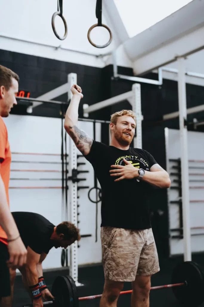Schouder-proof trainen 5 effectieve basics voor snelle progressie 3 Coach en atleet testen range of motion overhead