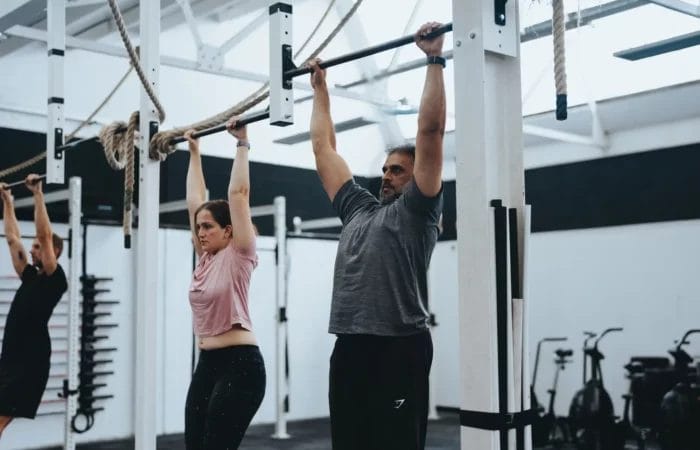 Atleet werkt aan scapula-controle tijdens schouder-proof trainen